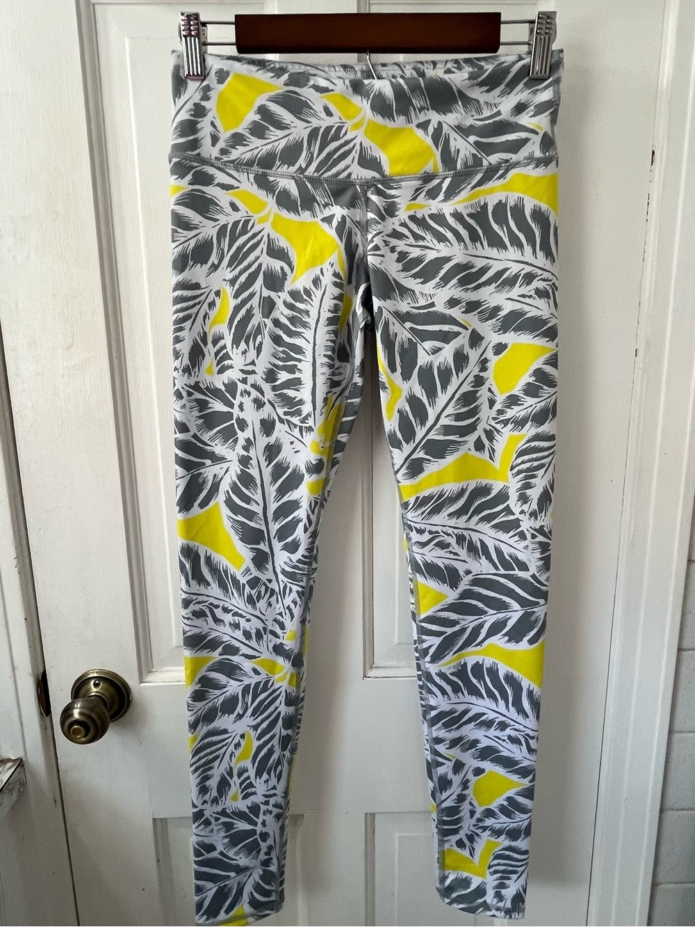 Alo Yoga Airbrush Capri Leggings in the "Palm Springs Zest" print. Size Small